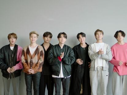 La banda BTS recibe el premio al mejor grupo en la gala MTV EMA 2020.