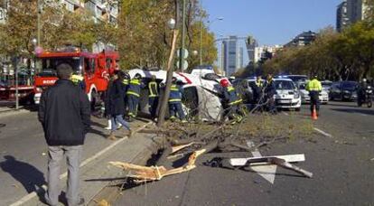 Momento en el que los bomberos intervienen para dar la vuelta al vehículo accidentado.