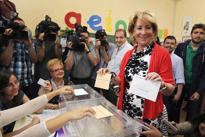 La candidata a la Comunidad de Madrid, Esperanza Aguirre, entrega su voto.