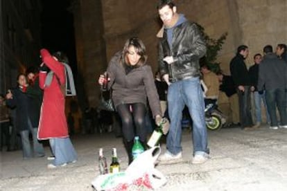 Jóvenes en un 'botellón'.