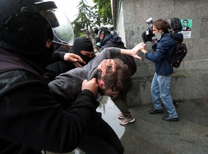 Agentes detienen a un manifestante durante la protesta contra ley de agentes extranjeros, este martes. 