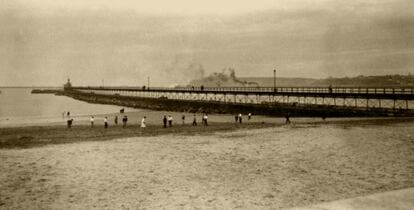 Una imagen histórica del muelle de hierro de Portugalete.