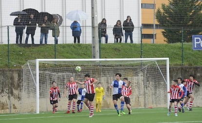 Partida do Gallarta (de branco e vermelho), com os pais fora do estádio.