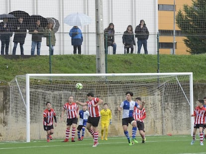 Partido del Gallarta (camisetas rojiblancas) con los padres fuera del recinto.