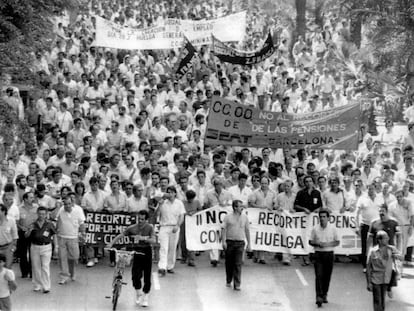 Manifestación de trabajadores en el Paseo de Zona Franca (Barcelona) convocada por las centrales sindicales en protesta por el recorte de las pensiones, en junio de 1985.