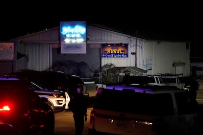 Fuerzas policiales en el escenario de uno de los tiroteos de Half Moon Bay (California).