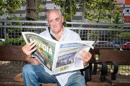 Cándido Martín, leyendo el periódico en el parque de Aluche.