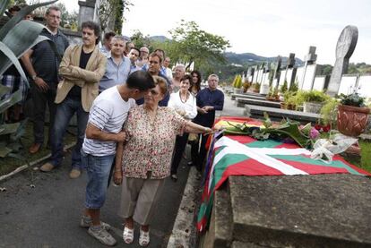 La madre de Txiki y uno de sus hermanos, durante el homenaje celebrado en recuerdo de uno de los últimos fusilados por el Franquismo. En segundo plano, algunos de los representantes políticos que se han acercado al acto.