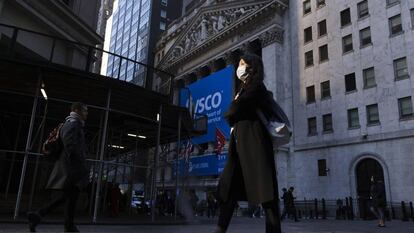 Una persona con mascarilla por las calles de Nueva York.