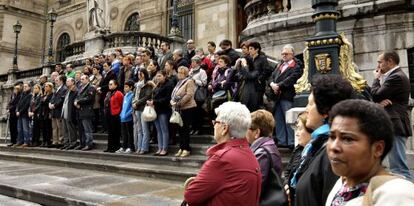 Concentración de repulsa de los asesinatos de tres mujeres celebrada este sábado en las escalinatas del Ayuntamiento de Bilbao.