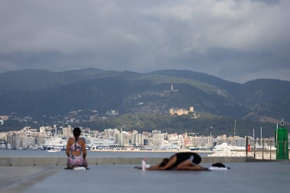 Vecinas de el barrio de El Molinar, en Palma (Mallorca), practicando yoga en primera línea de playa. Francisco Ubilla