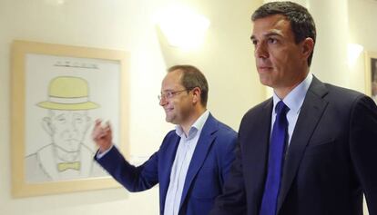 El secretario general del PSOE, Pedro S&aacute;nchez, con el secretario de Organizaci&oacute;n, C&eacute;sar Luena  a su izquierda, el 2 de agosto. 