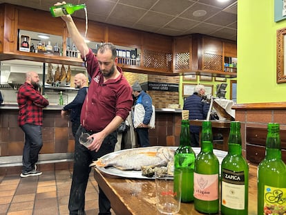 Alberto Bastián escanciando un culín de sidra en la sidrería Los Pomares, Gijón, en marzo de 2025.