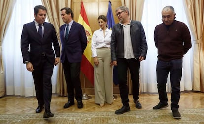 La ministra de Trabajo, Yolanda Díaz, con los dirigentes de las patronales, CEOE Antonio Garamendi; y Cepyme, Gerardo Cuerva, y de los sindicatos, CCOO, Unai Sordo, y UGT, Pepe Álvarez, en un encuentro el pasado enero.