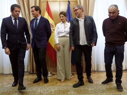 La ministra de Trabajo, Yolanda Díaz, con los dirigentes de las patronales, CEOE Antonio Garamendi; y Cepyme, Gerardo Cuerva, y de los sindicatos, CCOO, Unai Sordo, y UGT, Pepe Álvarez, en un encuentro el pasado enero.