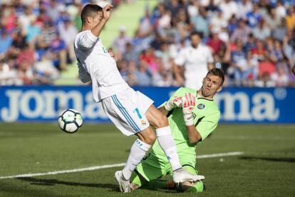 El portero del Getafe, Vicente Guaita, en una acción ante Cristiano Ronaldo.