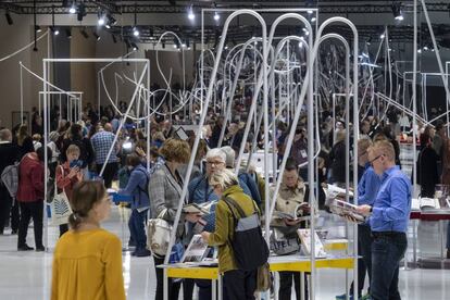 Visitantes de la Feria del libro de Fráncfort en el pabellón de Noruega, el país invitado en 2019.