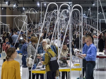 Visitantes de la Feria del libro de Fráncfort en el pabellón de Noruega, el país invitado en 2019.