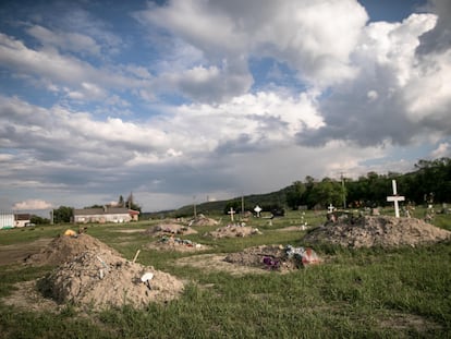 Tumbas en centro de internados para niños indígenas en Saskatchewan, Canadá