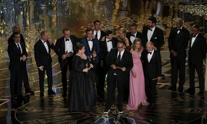 L'equip de 'Spotlight' a l'escenari després de rebre l'Oscar a la millor pel·lícula.