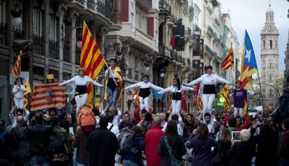 Una vista de la manifestación del 25 d'Abri a su paso por la calle de la Paz de Valencia.
