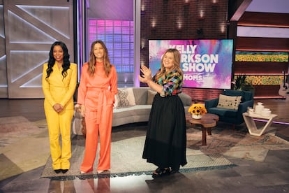 Kelly Clarkson, junto a dos invitadas a su 'talk show' matinal: las actrices Susan Kelechi Watson y Jessica Biel. 