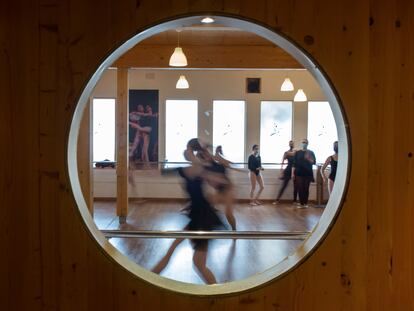 Varias alumnas de danza en la Escuela Superior de Artes Escénicas de Málaga (ESAEM).