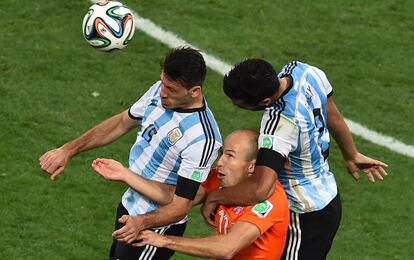 Robben, entre De Michelis y Garay. 