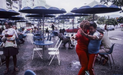 Um casal dança em uma rua do Rio de Janeiro (Brasil).