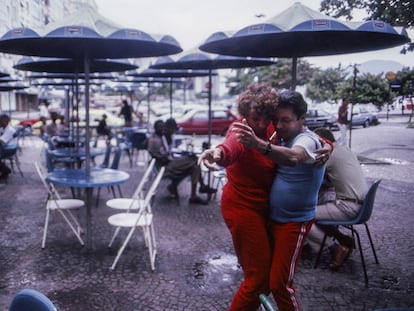 Um casal dança em uma rua do Rio de Janeiro (Brasil).