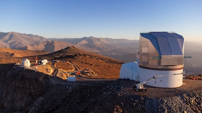 El Observatorio Vera C. Rubin, situado en el norte de Chile, será la sede del Legacy Survey of Space and Time, que comenzará en 2025. El Simonyi Survey Telescope de 8,4 metros del Observatorio recogerá imágenes a un ritmo que cubrirá todo el cielo visible cada tantas noches, permitiendo potencialmente la detección de más intrusos interestelares.
