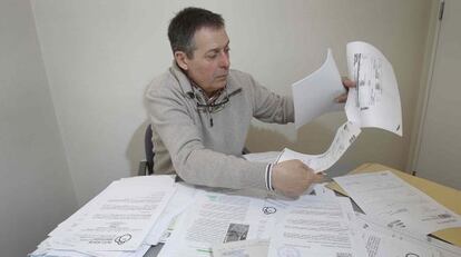 José de Azevedo ante los papeles que acumula desde 2006.