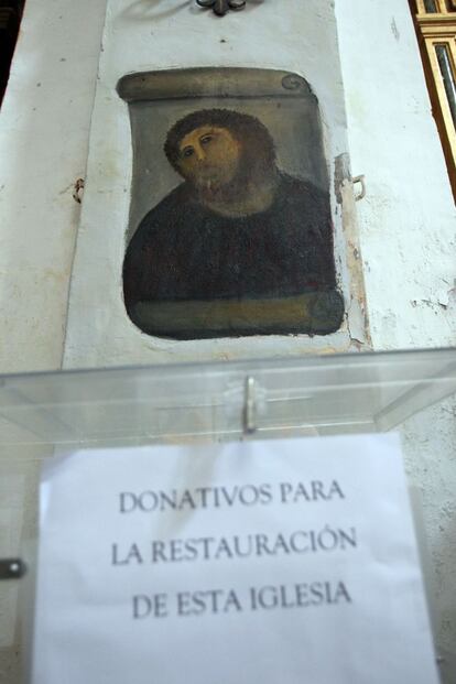 Debajo del 'Ecce Homo' se puede ver una urna que recoge donativos para los arreglos del templo.