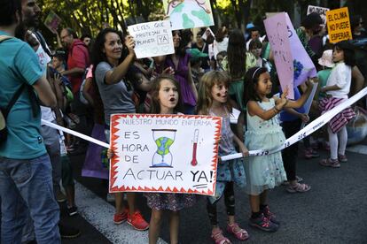 Un grupo de niñas participa en la huelga por el clima, en Madrid.