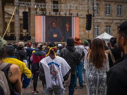 Asistentes a la marcha del Primero de Mayo, ven el discurso de Gustavo Petro desde una pantalla en la Plaza de Bolívar.