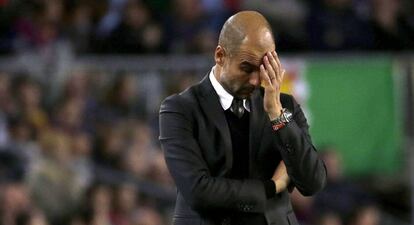 Guardiola es lamenta durant una acció del partit.