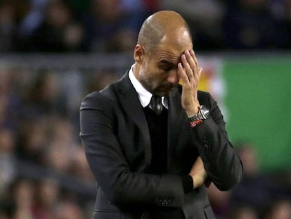 Guardiola es lamenta durant una acció del partit.