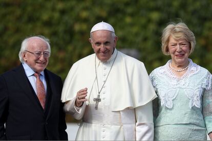 El Papa Francisco se fotografía con el presidente de Irlanda Michael D. Higgins y su mujer Sabina Coyne, el 25 de agosto de 2018, en Dublín.