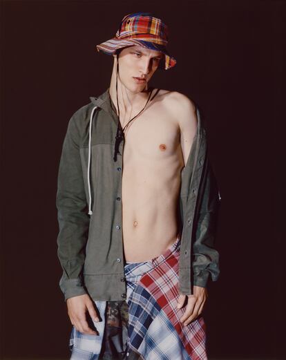 El estampado a cuadros es una de las claves de la colección de invierno Eye/Loewe/Nature de Loewe. Otra es el ‘patchwork’, que aquí Jonathan Anderson, director creativo de la casa, aplica a una sobrecamisa en tonos oscuros.