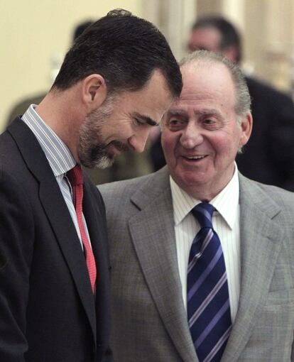 El Rey Don Juan Carlos ha decidido abdicar en su hijo, el Príncipe de Asturias, según ha anunciado hoy el presidente del Gobierno, Mariano Rajoy, en una declaración institucional en el Palacio de la Moncloa.