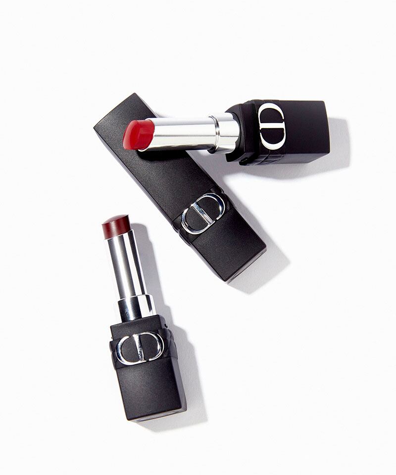 Labiales de larga duración Rouge Dior Forever (en los tonos 883 Forever Daring y 866 Forever Together), ambos de DIOR. Obra de Peter Philips, director de la creación y de la imagen del maquillaje Dior.