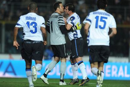 Stankovic felicita a Julio César tras detener el penalti.