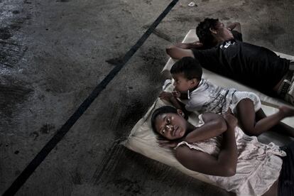 Coatzcoalcos, Estado de Veracruz. En un pequeño albergue para migrantes ubicado en un iglesia en la periferia de la ciudad de Coatzacoalcos, una familia de origen hondureño descansa durante su viaje hacia Estados Unidos. Era la primera vez que hacían este viaje. Originarios de la ciudad de San Pedro de Sula, querían llegar a Houston, donde residía un hermano. Las difíciles condiciones económicas y los altos indices de criminalidad obligan a miles de hondureños a dejar sus hogares para migrar hacia EE UU. En estos últimos años he podido observar como el número de menores de edad que viajan solos o acompañados hacia el norte ha ido aumentando año tras año. El pasado mes de octubre de 2013, cuando realicé el último de mis viajes a la zona, quedé impresionado de lo difícil que era encontrar migrantes mayores de 21 años en el albergue de Arriaga.