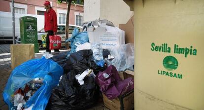 Un contenedor de basura, este lunes, en Sevilla. 