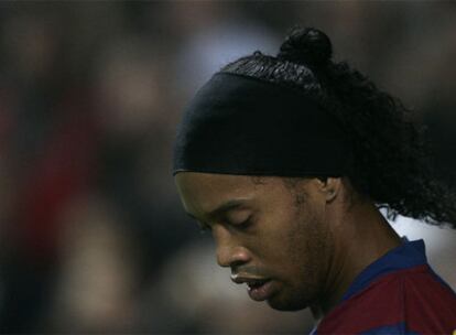 Ronaldinho, abatido en el partido contra el Atlético.