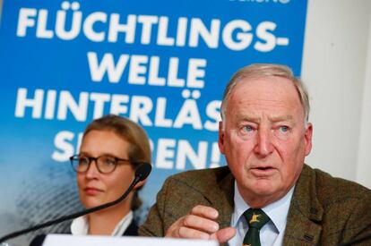 Los candidatos de Alternativa por Alemania (Afd) Alexander Gauland y Alice Weidel attend en conferencia de prensa el lunes en Berlín.