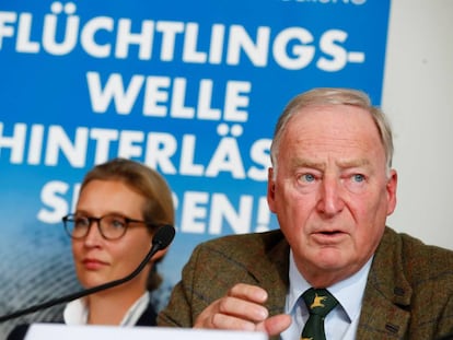 Los candidatos de Alternativa por Alemania (Afd) Alexander Gauland y Alice Weidel attend en conferencia de prensa el lunes en Berlín.