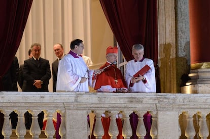 El cardenal francés Jean-Louis Tauran (centro) anuncia el nombre del sucesor de Benedicto XVI.