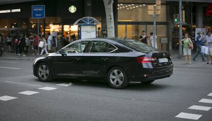 Un cotxe amb llicència VTC al centre de Barcelona aquest dijous.