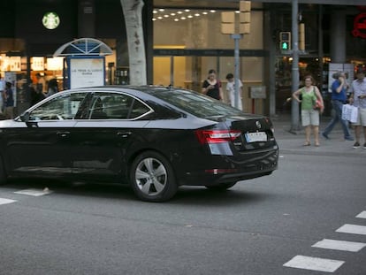 Un cotxe amb llicència VTC al centre de Barcelona aquest dijous.